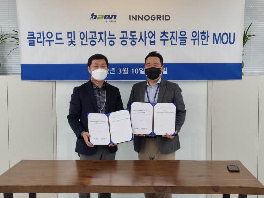 조광원(왼쪽) 비투엔 대표와 김명진 이노그리드 대표가 협약식 후 사진을 찍고 있다. <이노그리드 제공>